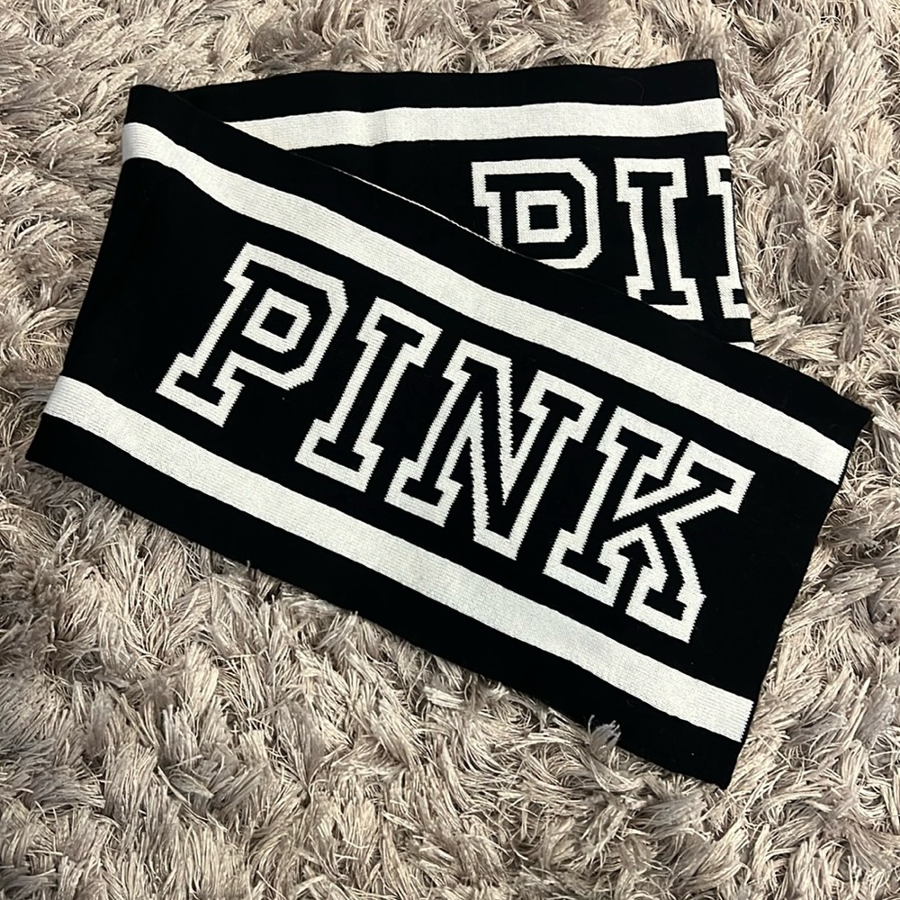 NWOT, Women’s OS, Black & White Pink Scarf